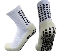 Белые спортивные носки с прорезиненными вставками