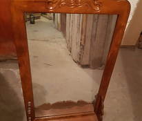 Зеркало с деревянной рамой и ящиками