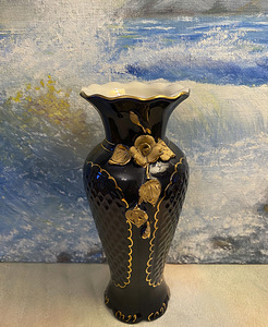 "OKSJON, art, pr" фарфоровая ваза с золотистой розой