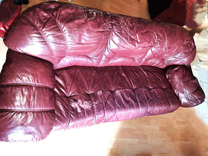 Отдам бесплатно винтажный кожаный диван-кровать.