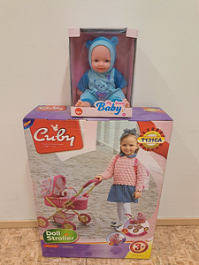 Детская коляска и кукла