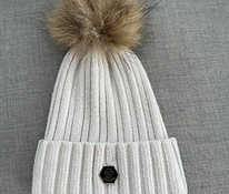 Зимняя шапочка с меховым бубоном .
