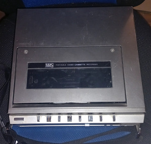 Старый портативный видеомагнитофон