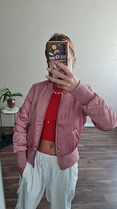 Розовый бомбер куртка XS