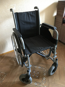 Складная качественная инвалидная коляска и роллатор
