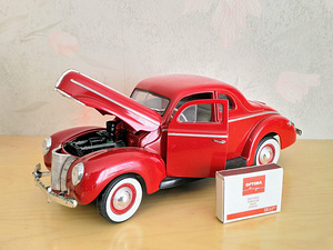 Ford Delux 1940, Universal Hobbies, 1:18