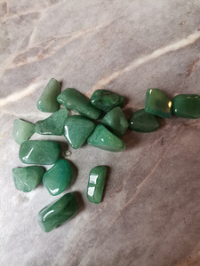 Природный камень: зеленый авантюрин.