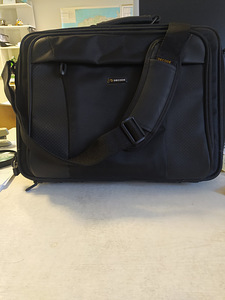 Sülearvuti kott must laius 39 cm.