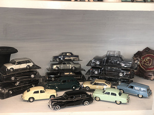 Коллекция модельных автомобилей.