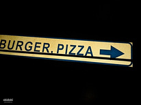 Liiklusmärk suunaviit Burger Pizza