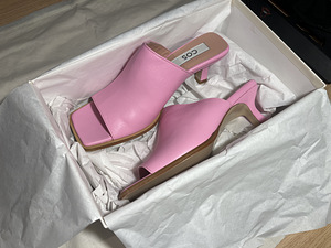 Розовые женские туфли