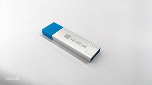 Любой Windows + ключ на USB флешке
