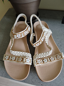 Uued sandaalid