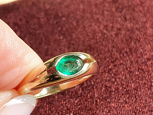Omapärane sõrmus smaragdiga