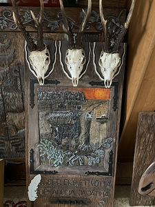 Вешалка с изображением оленя и трех черепов, выгравированных