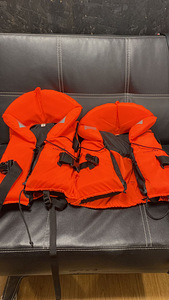 Kaks päästevesti/Two life jackets