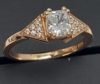 Kuldne sõrmus teemantidega.