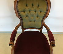Красивое кресло в стиле рококо