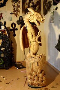 Puidust skulptuur draakon pealuudega