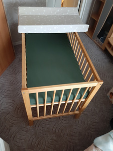 Кроватка и пеленальный столик