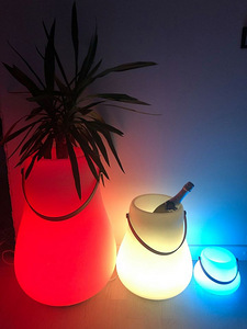 MÜÜA: Luxx lambid kõlarite ja vahetuva värviga.