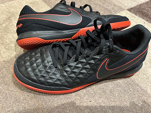 Nike jalgpalli saalipuutsad