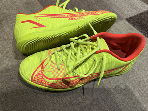 Nike jalgpalli saalipuutsad