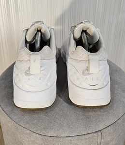 Naiste spordijalatsid Nike (4 foto / 5)