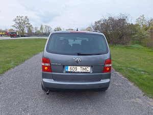 Volkswagen Touran (9 foto / 13)