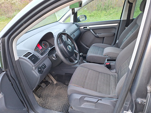 Volkswagen Touran (12 foto / 13)
