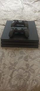 PlayStation 4 PRO 1ТБ в хорошем состояни.и два джойстика