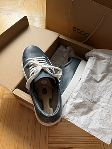 Кроссовки (2 фото из 10)
