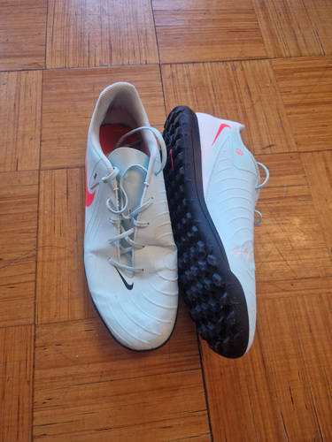 Футбольные бутсы Nike Phantom