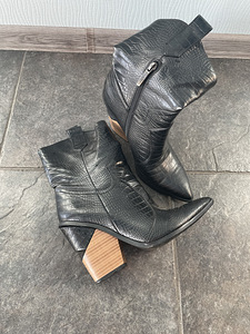 Красивые полусапожки размер 40 (3 фото из 3)