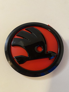 Škoda embleem must punasega läikiv, 10 cm (2 foto / 3)