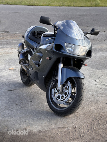 Спортивный мотоцикл Suzuki GSX-R 600 81 кВт 1998 г. (фото #2)
