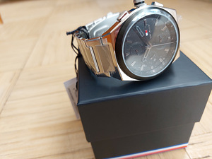 Часы Tommy Hilfiger (3 фото из 3)