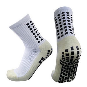 Белые спортивные носки с прорезиненными вставками