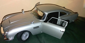 Aston Martin DB5 1:18 (2 foto / 8)