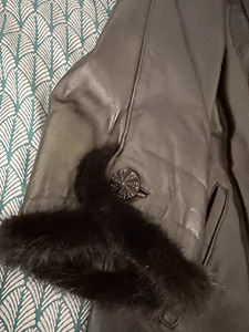 Ehtsast nahast jakk naaritsaga (2 foto / 2)