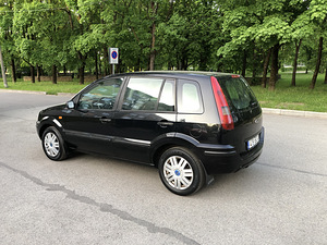 Ford Fusion (5 foto / 7)