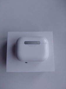 AirPods Pro 3 vasak kõrvaklapp laadimiskarbiga. (3 foto / 7)