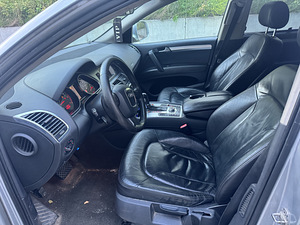 Audi Q7 varuosadeks (7 foto / 8)