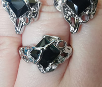 Серьги и кольцо с чёрными камнями