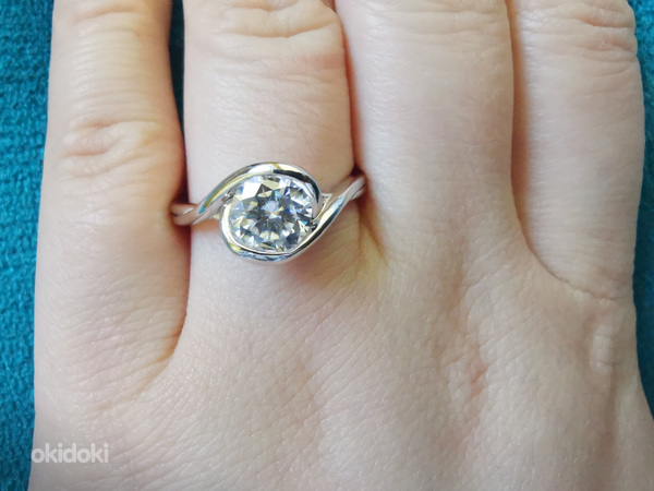 Серебряное кольцо с муассанитом (фото #2)