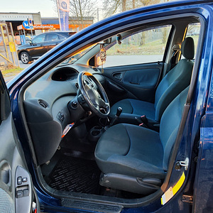 Toyota Yaris 2005 1.0 (5 foto / 8)