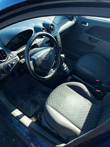 Ford Fiesta (4 foto / 6)