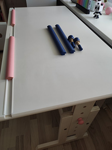 Reguleeritava kõrgusega/nurgaga laud Baru valge/sinine/roosa (3 foto / 4)