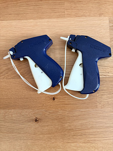 Kaks tekstiilipüstolit ja kinnitused (1 foto / 3)