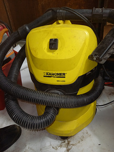 Пылесос Karcher WD 3.200 и стеклоочиститель WV 2 (1 фото из 3)